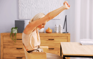 étirements doux pour lutter contre le manque de mouvement et la fatigue chronique