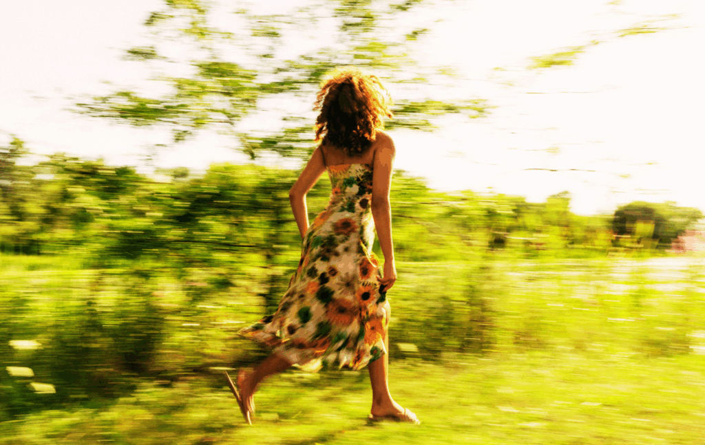 femme épuisée par trop de pensées, apprendre à protéger son énergie